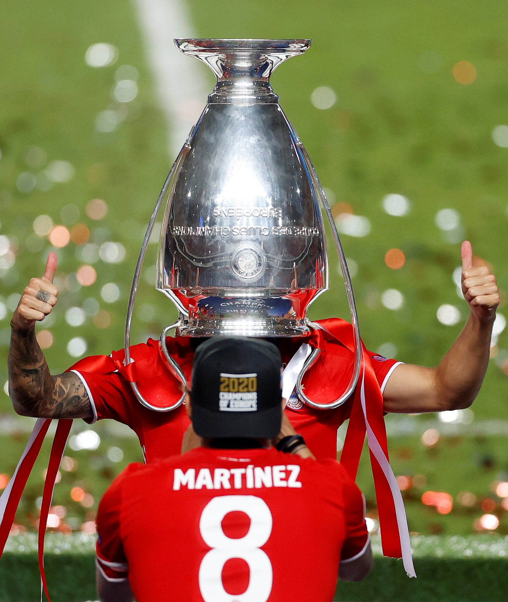 Lucas Hernández con la "Orejona" en la cabeza.