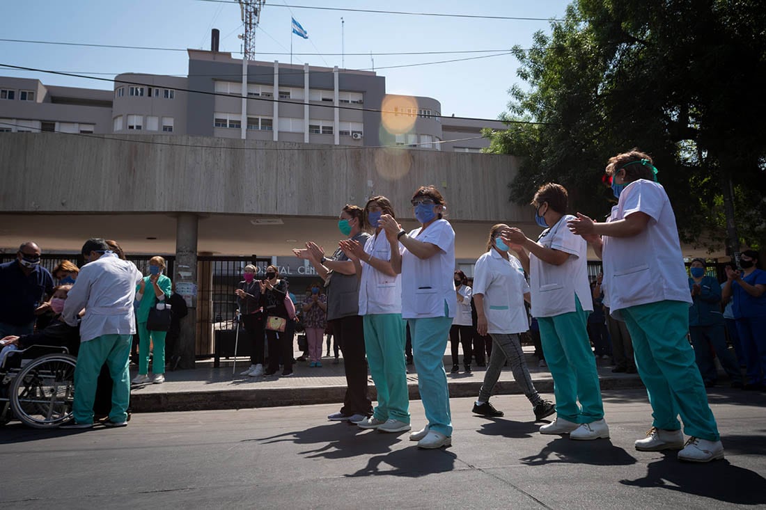 Dolor en la despedida de Walter Cortez enfermero del Hospital Central que falleció por Covid-19 .