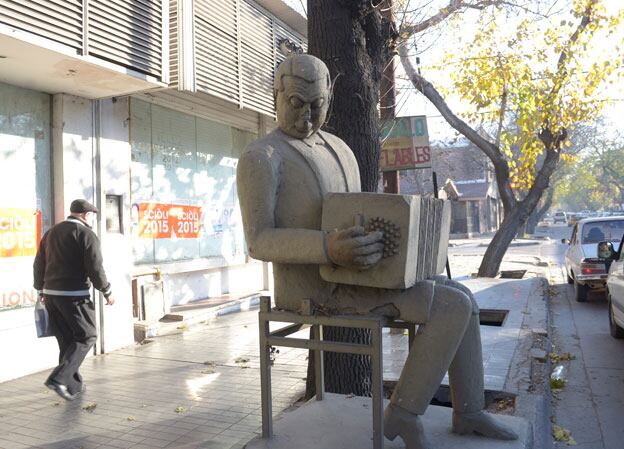 La Esquina del Tango ya luce el restaurado monumento a Aníbal Troilo. Foto: Prensa Ciudad de Mendoza