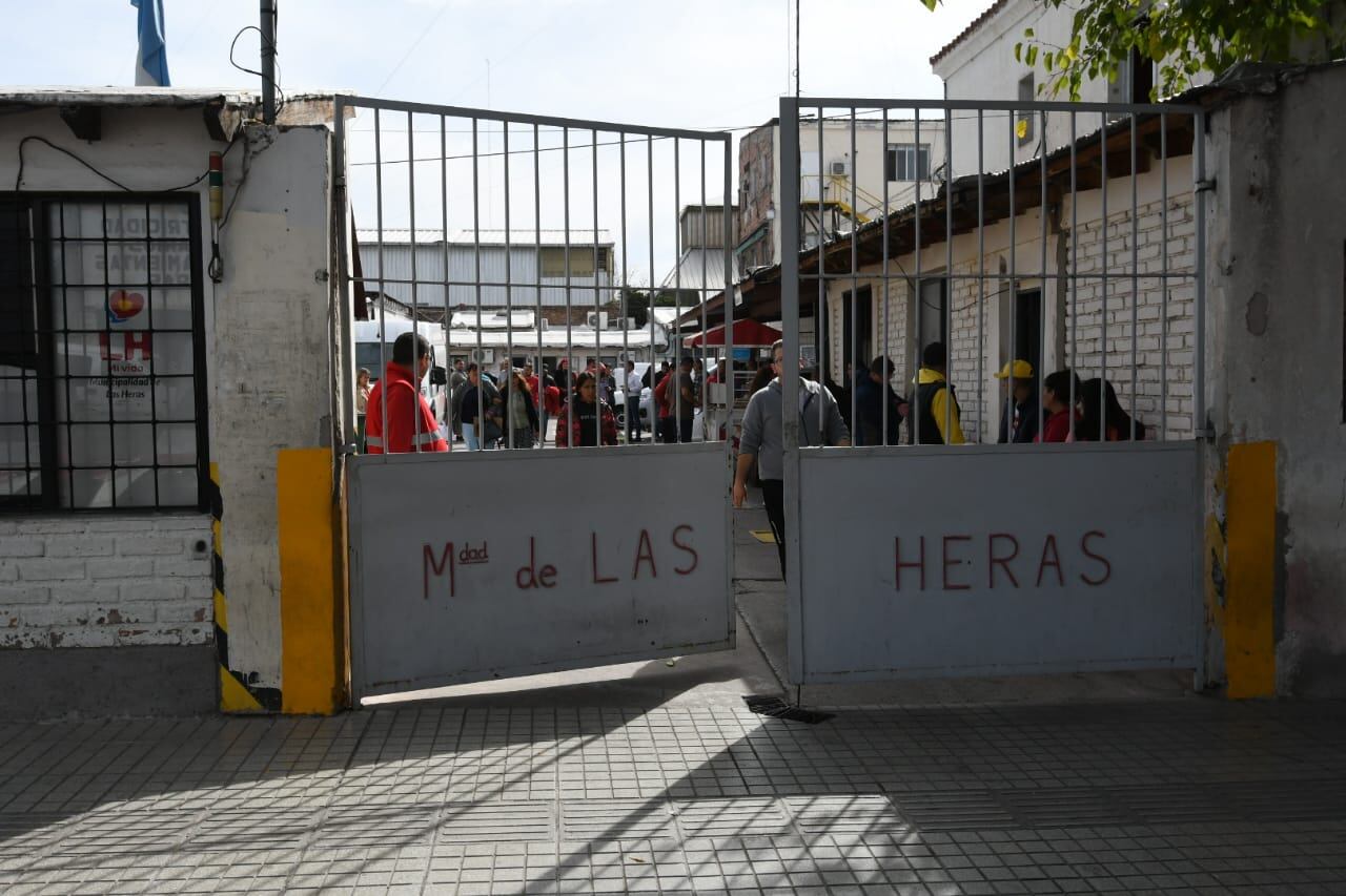 Así luce uno de los accesos al municipio. Los empleados no atienden.