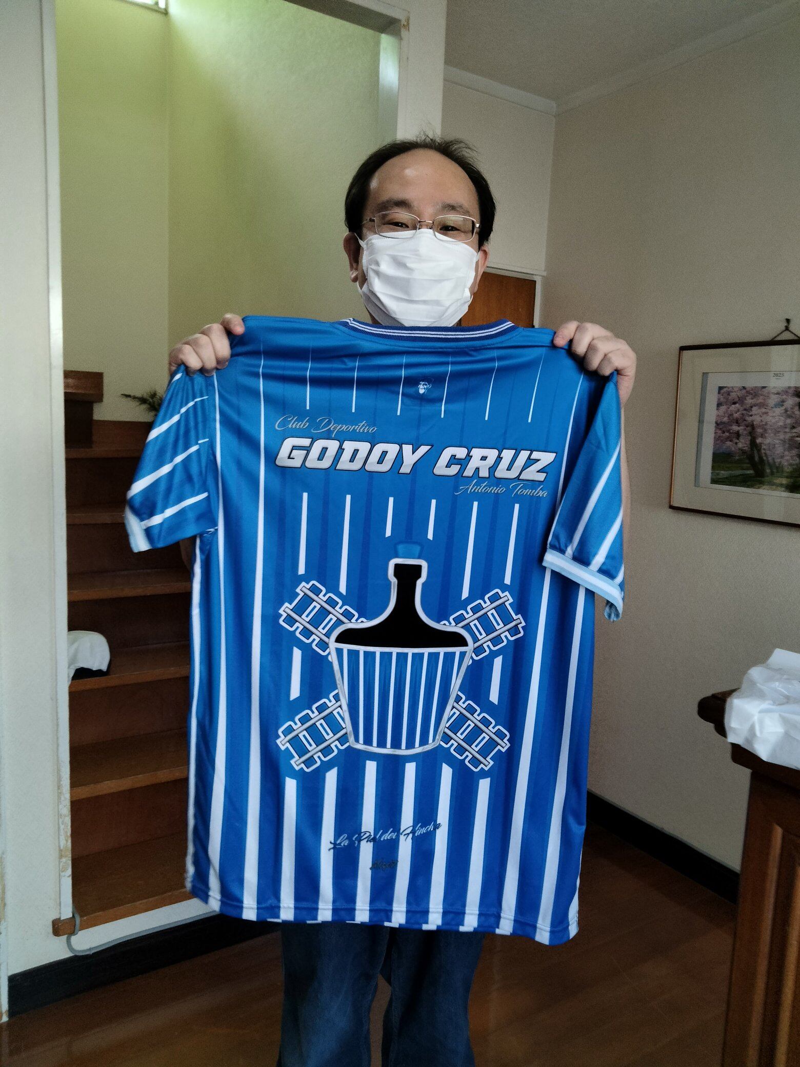 El japonés más mendocino del mundo recibió una camiseta del Tomba y otros regalos que llegaron de Mendoza. Foto: X @NagoyaArgentina