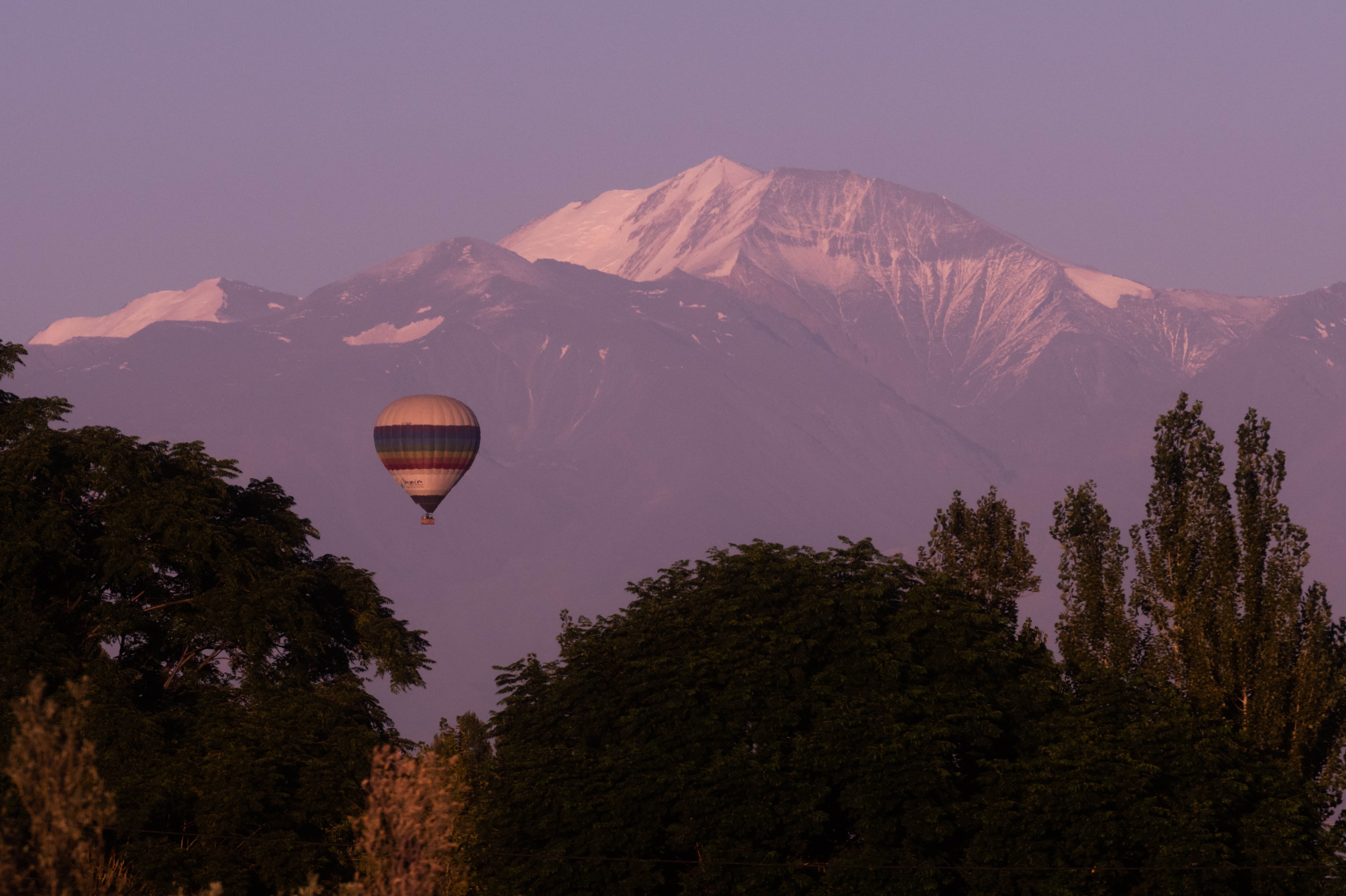 Desde arriba. Los paseos en globo por los campos verdes del este mendocino son una de las principales atracciones para los juninenses y visitantes. Al oeste se observa la cordillera frontal de los Andes. Foto: Ignacio Blanco / Los Andes
