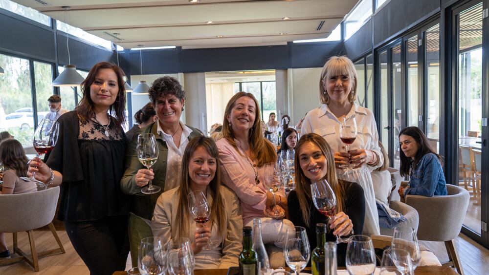 Giovanna Yannelli y Vanesa Tornaghi. Paradas: Alejandra Mosri, Luz Castro, Adriana Martínez y Fátima Villagra. PH Ariel Larriba