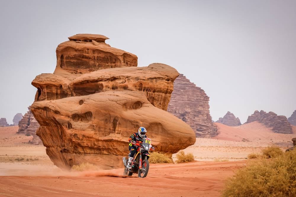 Matthias Walkner de Austria maneja su moto en un paisaje de sueño.