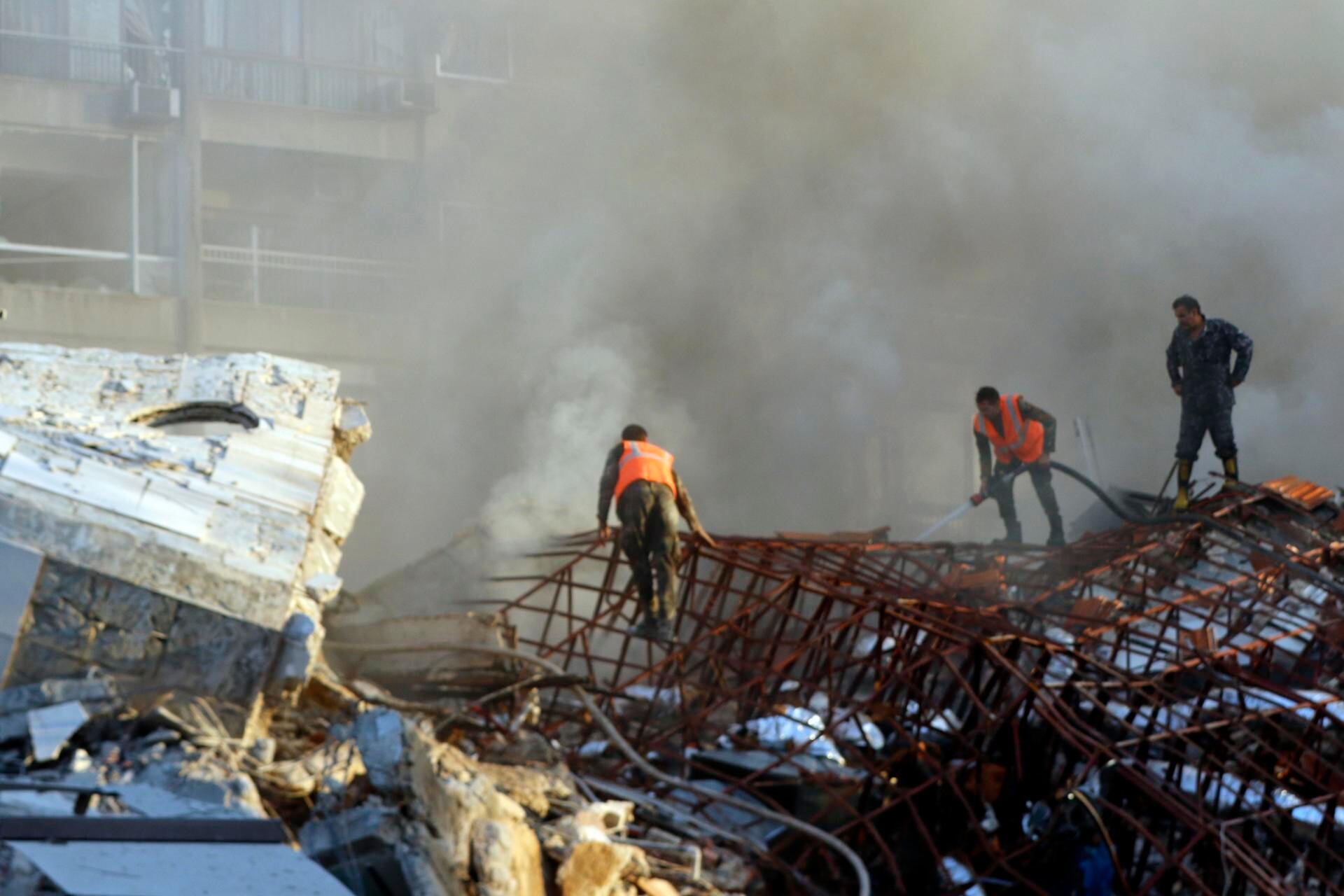 Damascus (Syrian Arab Republic), 01/04/2024.- Rescue workers at the site of an airstrike in Damascus, Syria, 01 April 2024. According to the Syrian Arab News Agency SANA, Israel on 01 April launched an airstrike targeting the Iranian consulate building in Damascus. The consulate was damaged while the building next to it was destroyed. (Siria, Damasco) EFE/EPA/YOUSSEF DAFAWWI
