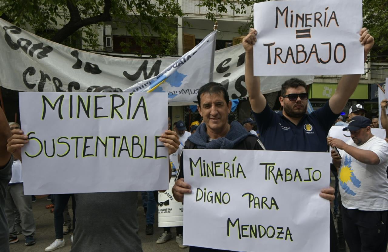 Sectores promineros protestan en la Legislatura para pedir que se vuelva a abrir el debate