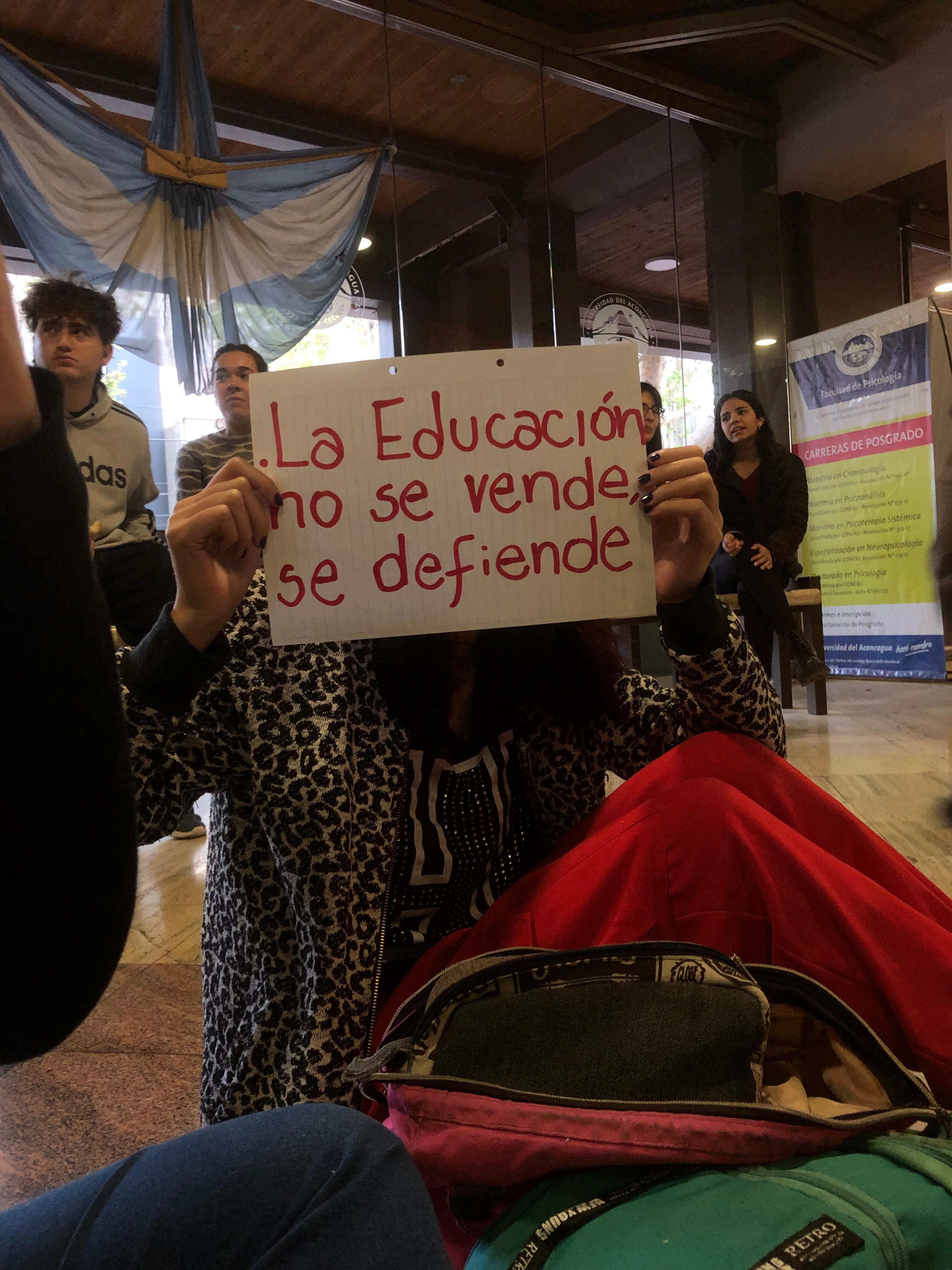 Alumnos de la universidad del Aconcagua reclaman por un aumento de 100% en las cuotas en 8 meses