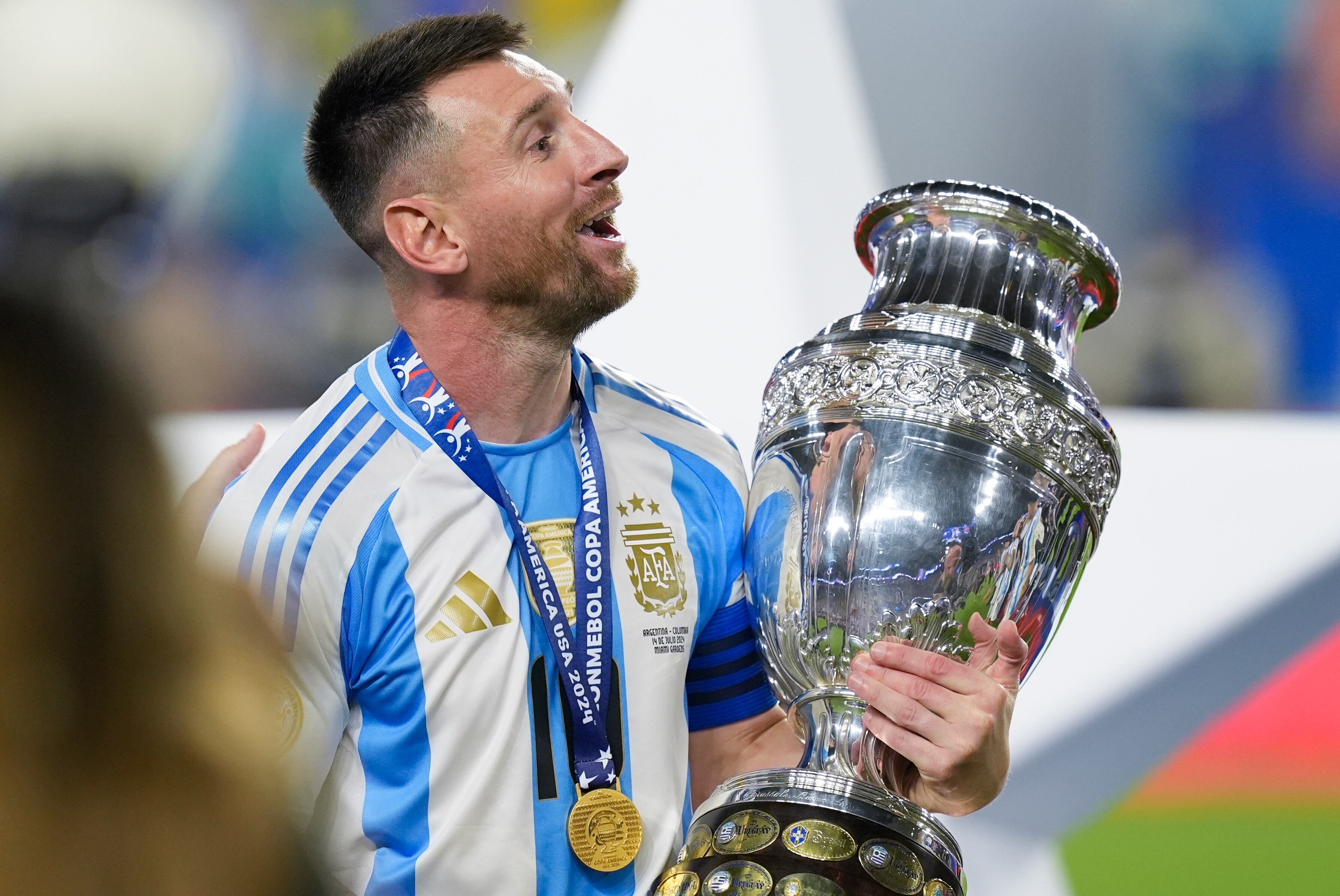 El capitán de Argentina Lionel Messi alza el trofeo tras la victoria 1-0 ante Colombia en la final de la Copa América, en Miami Gardens, el domingo 14 julio, 2024. (AP Foto/Rebecca Blackwell)