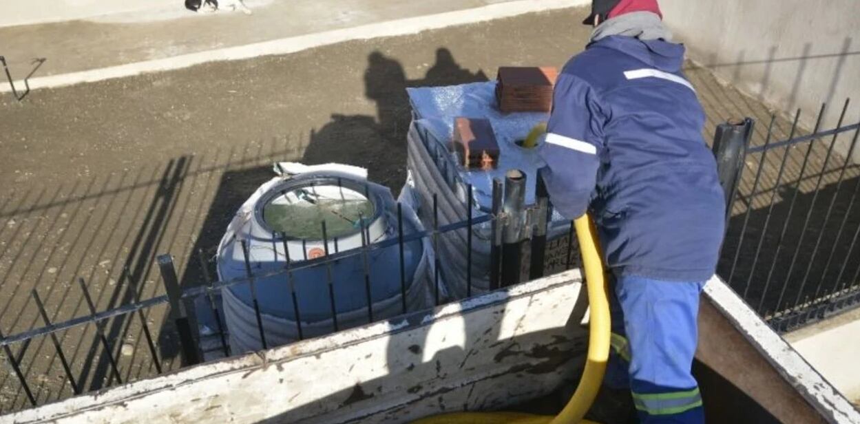 Llenando tanques. La gente busca agua de donde puede. Y si no, puede bañarse en el hotel.