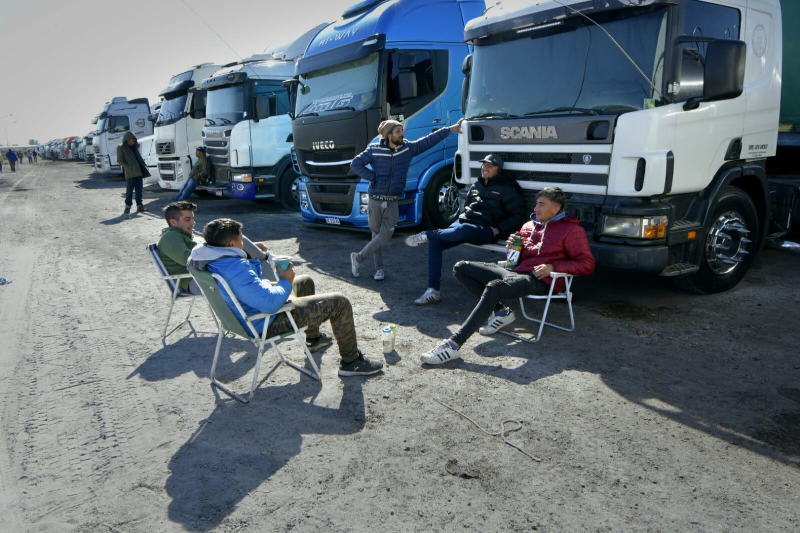 Camiones esperan a la largo de Ruta de Destilería de Luján de Cuyo que abra el Paso a Chile