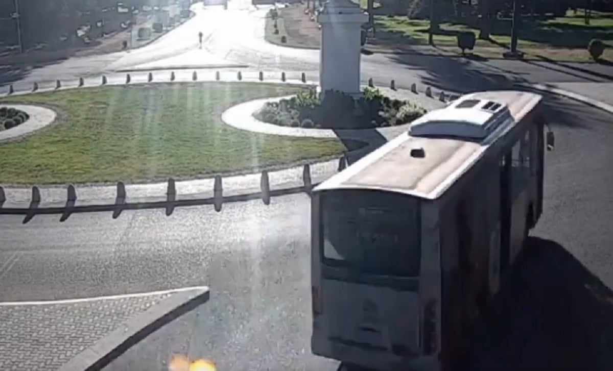 Así fue el choque del colectivo en el parque General San Martín (Captura de video)