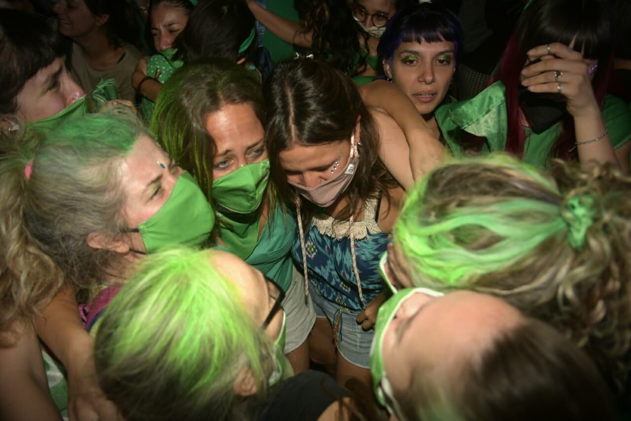 Abrazos, llantos y gritos irrumpieron pasadas las cuatro de la madrugada, en la Plaza Independencia. Foto: Orlando Pelichotti / Los Andes