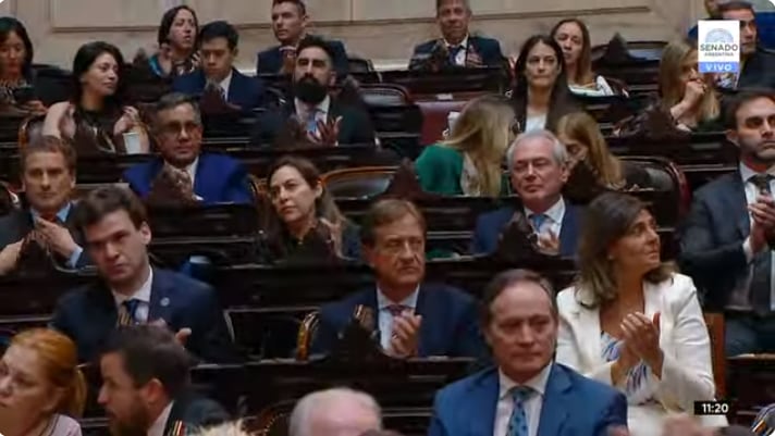 Rodolfo Suárez ya ejerce como senador nacional y estuvo en el recinto.