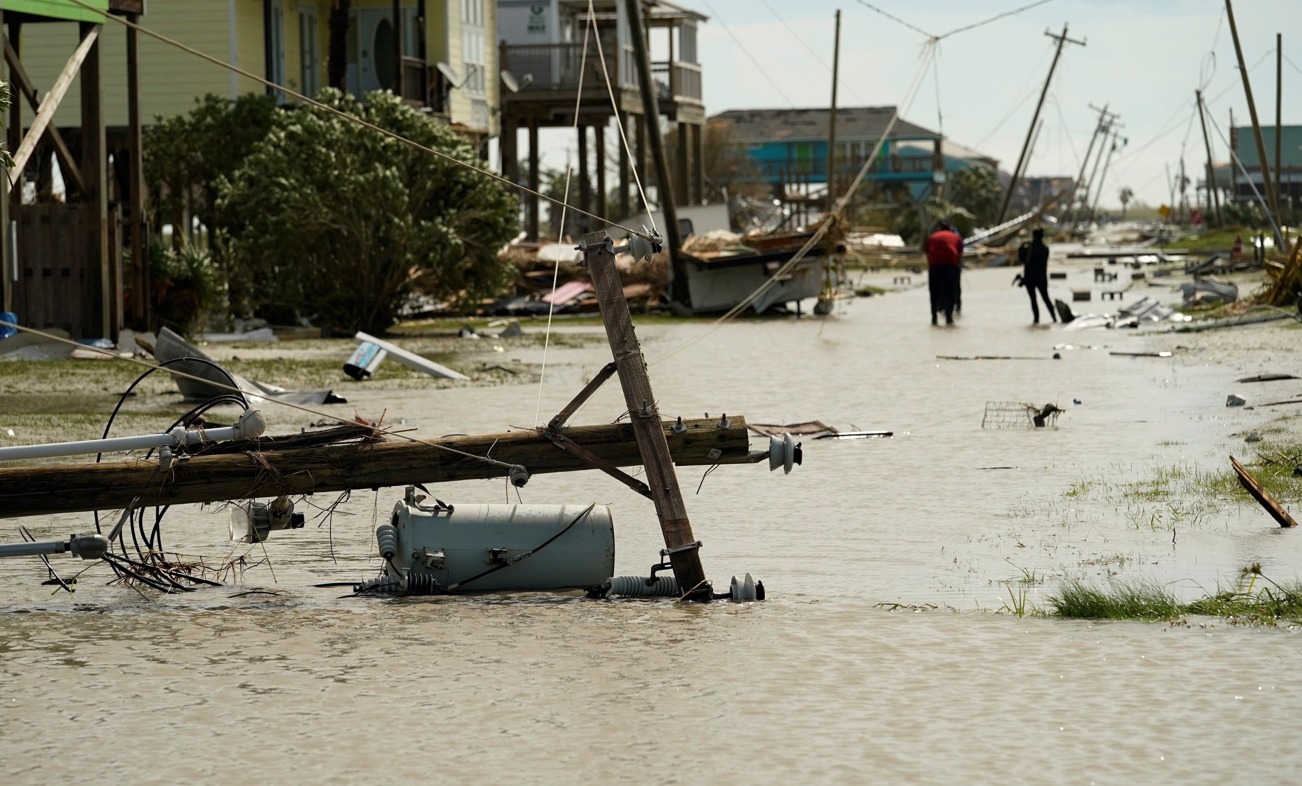 Con vientos máximos sostenidos de 140 km/h está provocando fuertes lluvias y amenaza con severas inundaciones.