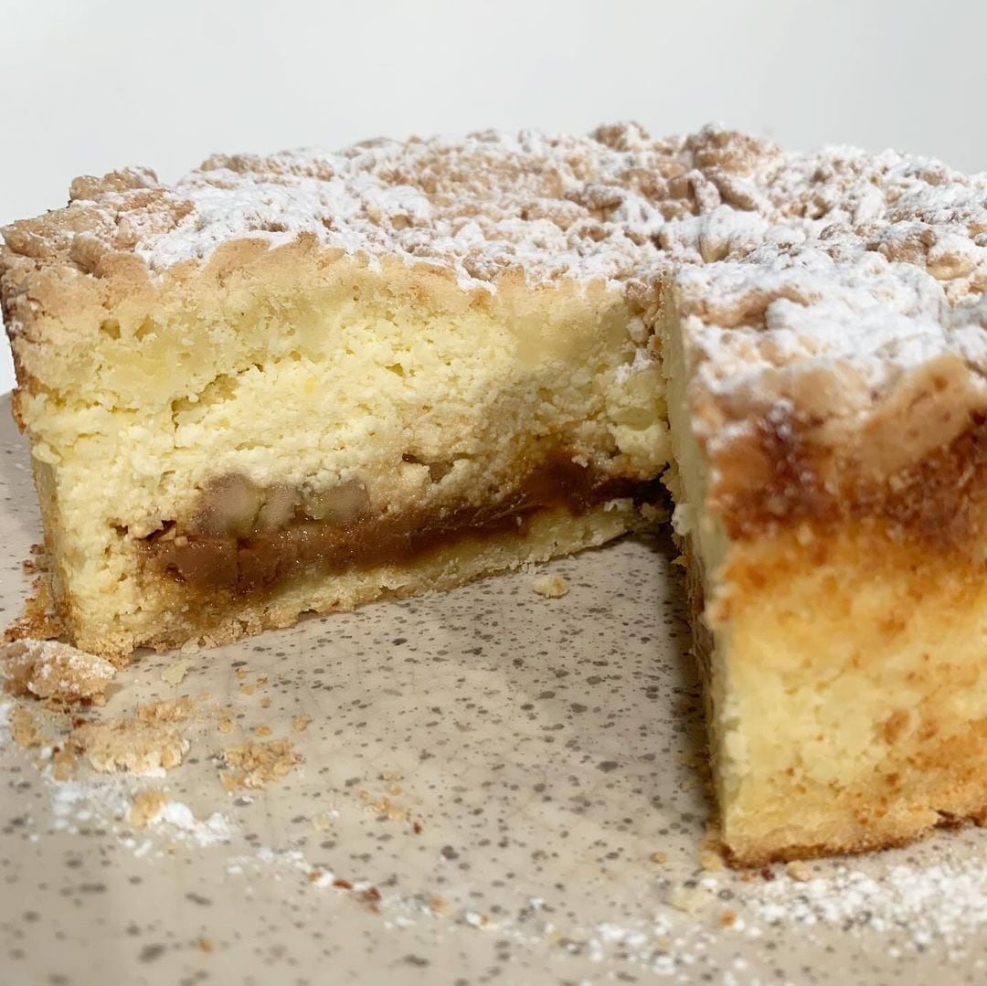 Torta de ricota con dulce de leche y banana. Foto @valuramallo.