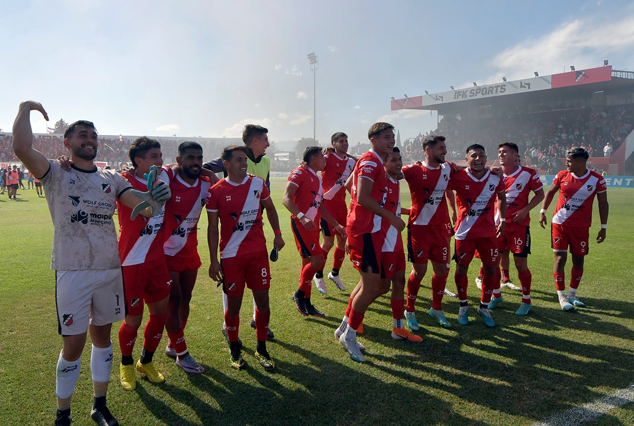 El Cruzado fue contundente frente a Temperley y, el estadio Higinio Sperdutti fue una verdadera fiesta. El sueño del ascenso está intacto. 

Foto: Orlando Pelichotti