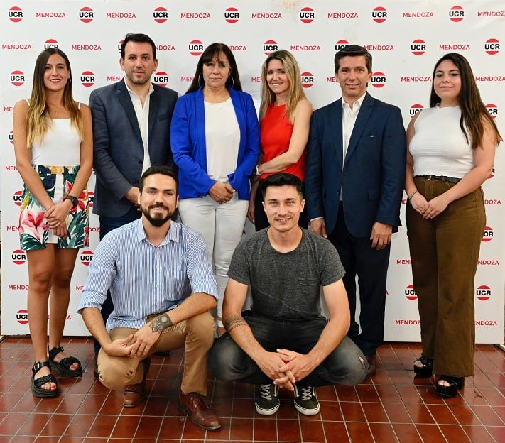 Juana Allende, Tadeo García Zalazar, Sandra Astudillo, Griselda Petri, Andrés Lombardi, Florencia Lima, Facundo Cabrera y Agustín Boato en el Comité UCR Mendoza. Foto: Prensa UCR.