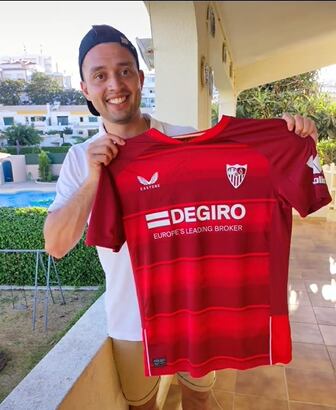 David Pereyra con la camiseta firmada por los argentinos