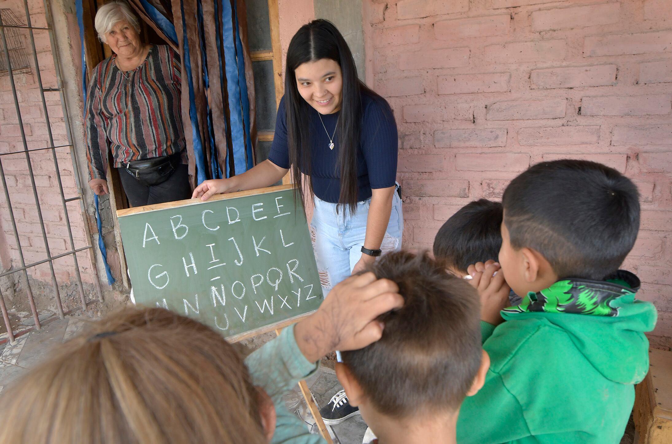 21 de abril 2022  Sociedad
Apoyo escolar a niños de Chapanay
Las hermanas Romero , Sabrina (24), Giuliana (26 de remera negra) y Oriana (21 de buzo gris) dictan clases de apoyo escolar solidariamente a los vecinos del Comedor Comunitario de Juana Valdez, en esa localidad del Departamento San Martín


Foto: Orlando Pelichotti/ Los Andes