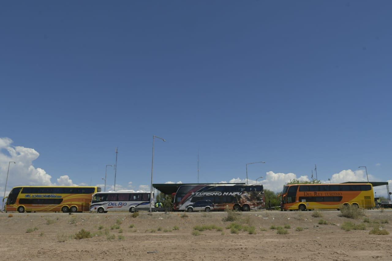 Llevan más de 24 horas esperando para ingresar a la provincia. No hay servicios - Orlando Pelichotti