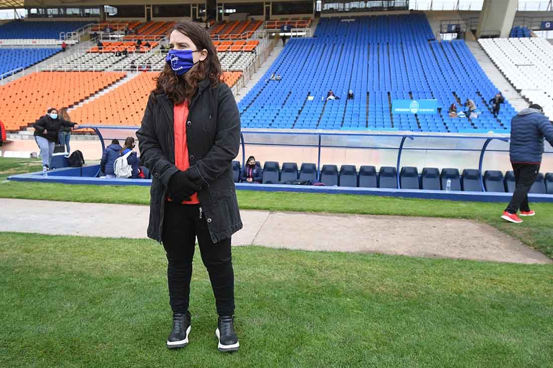 Silvana Villalobos. DT de Las Pumas, observa el partido desde la zona de banco de suplentes.