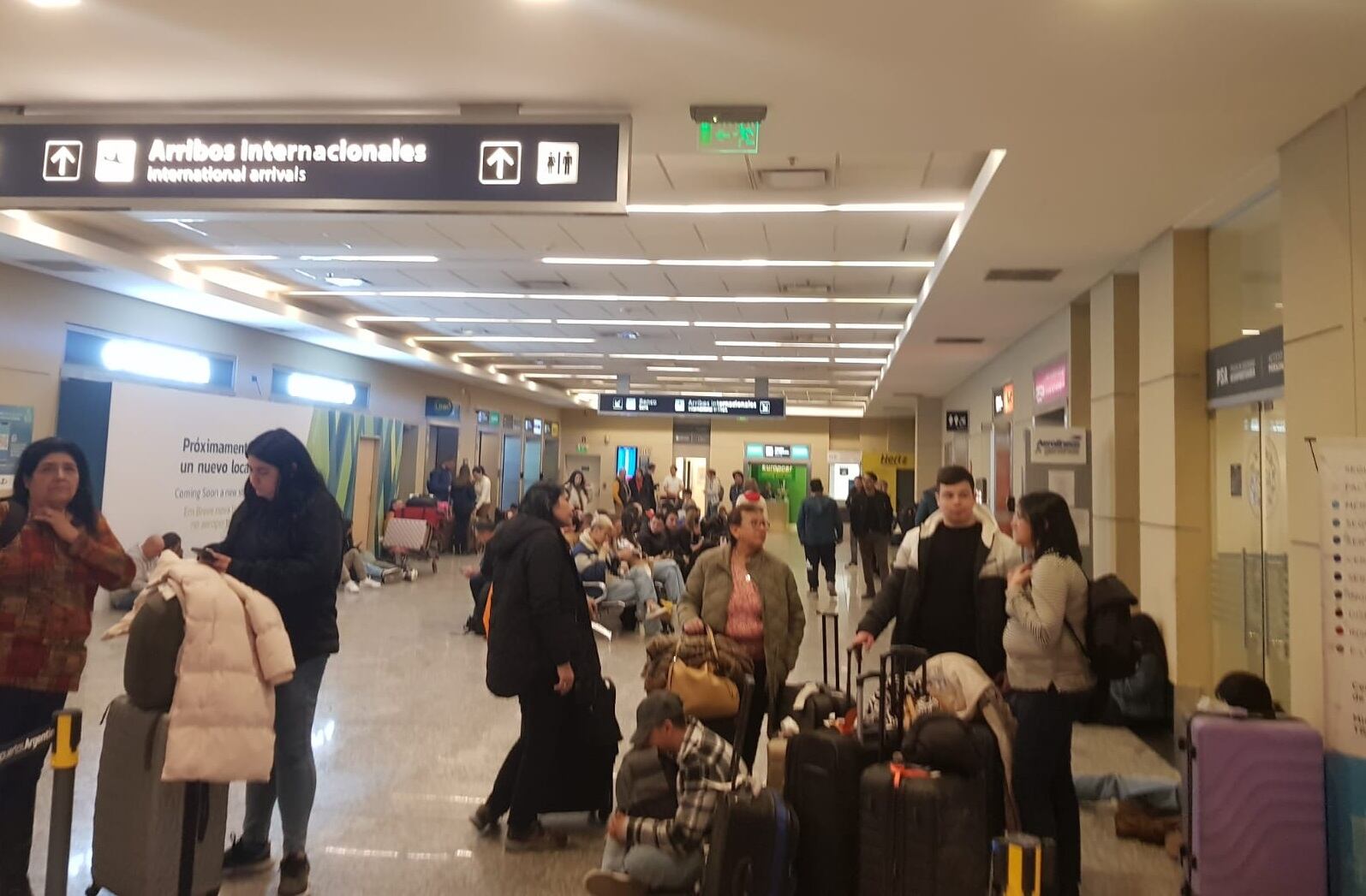 Pasajeros en la espera. Por el Zonda, vuelos demorados y suspendidos en el aeropuerto de Mendoza. (X @radiomitremza)