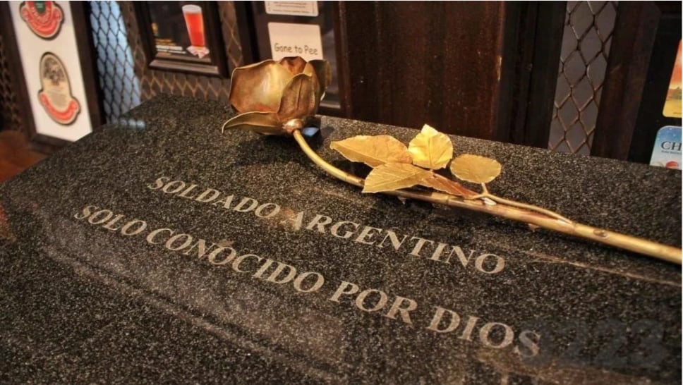 "Soldado argentino solo conocido por Dios", una placa repetida en el cementerio de Darwin en Malvinas y donde descansan los restos de los muertos en la guerra. Foto: nomeolvides.com.ar