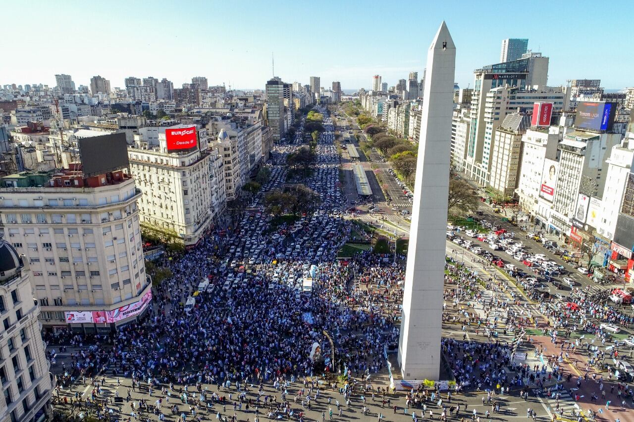 La gente salió a la calle para protestar contra los anuncios del Presidente a lo largo de la pandemia por coronavirus