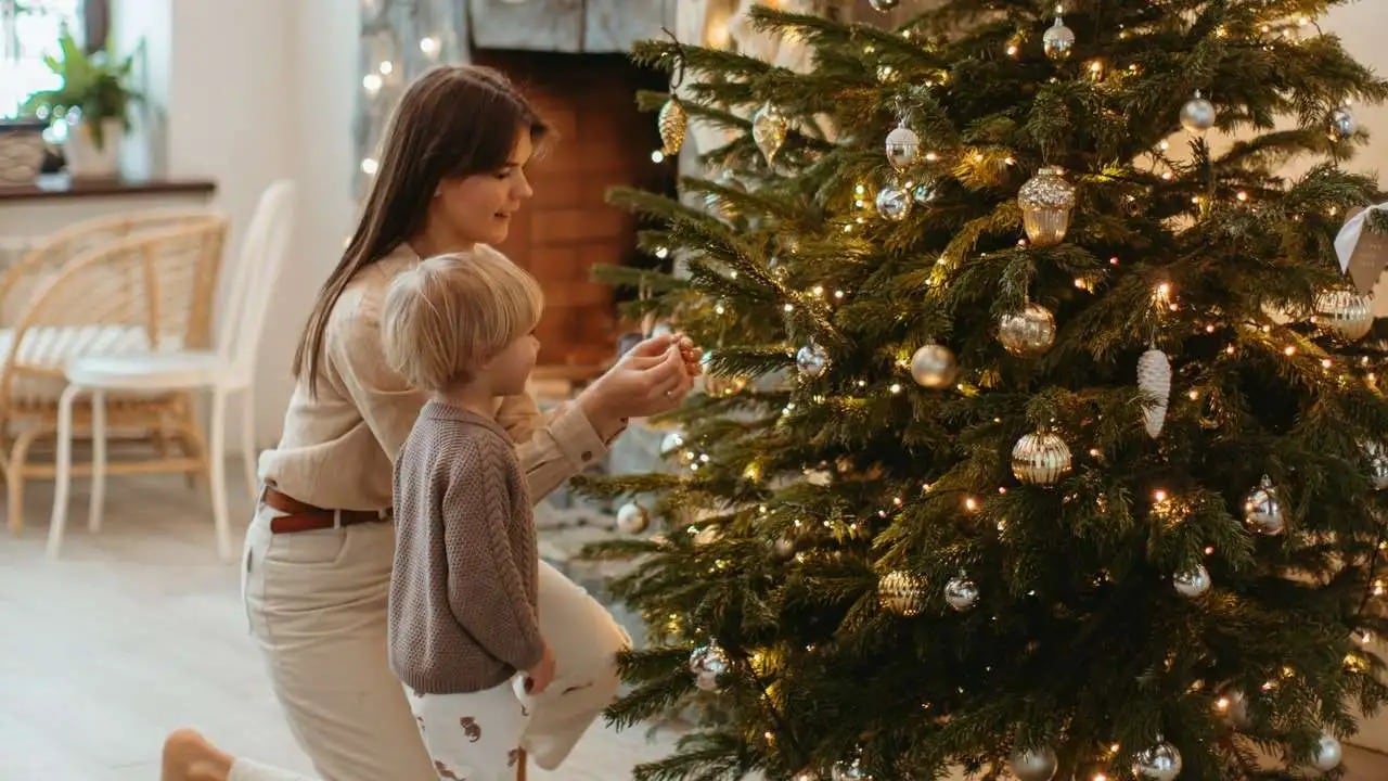 Para los amantes del estilo hogareño, casero y familiar, hacer decoraciones manuales entre adultos y niños para colgar en el arbolito es una linda actividad y le dará mucha autenticidad. 