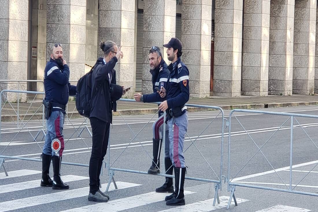 Más de 5.000 agentes de las fuerzas de Seguridad y del Ejército controlaron las calles. Versiones extraoficiales indican que hubo 5.000 efectivos más de inteligencia y servicios secretos que deambularon de civil por el G20. 