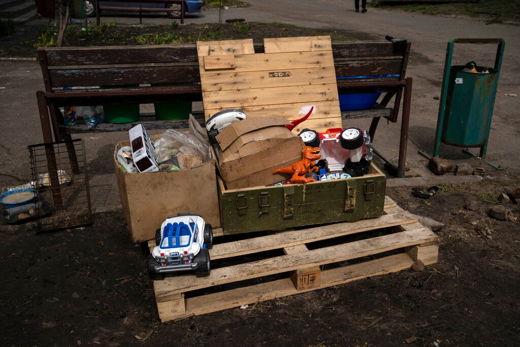 En esta imagen de archivo pueden verse juguetes dentro de una caja de munición militar, en Bucha, a las afueras de Kiev, Ucrania, el 8 de abril de 2022. Las autoridades locales contaron a The Associated Press que entre los cientos de victimas mortales habría al menos 16 niños. (AP Foto/Rodrigo Abd, archivo)