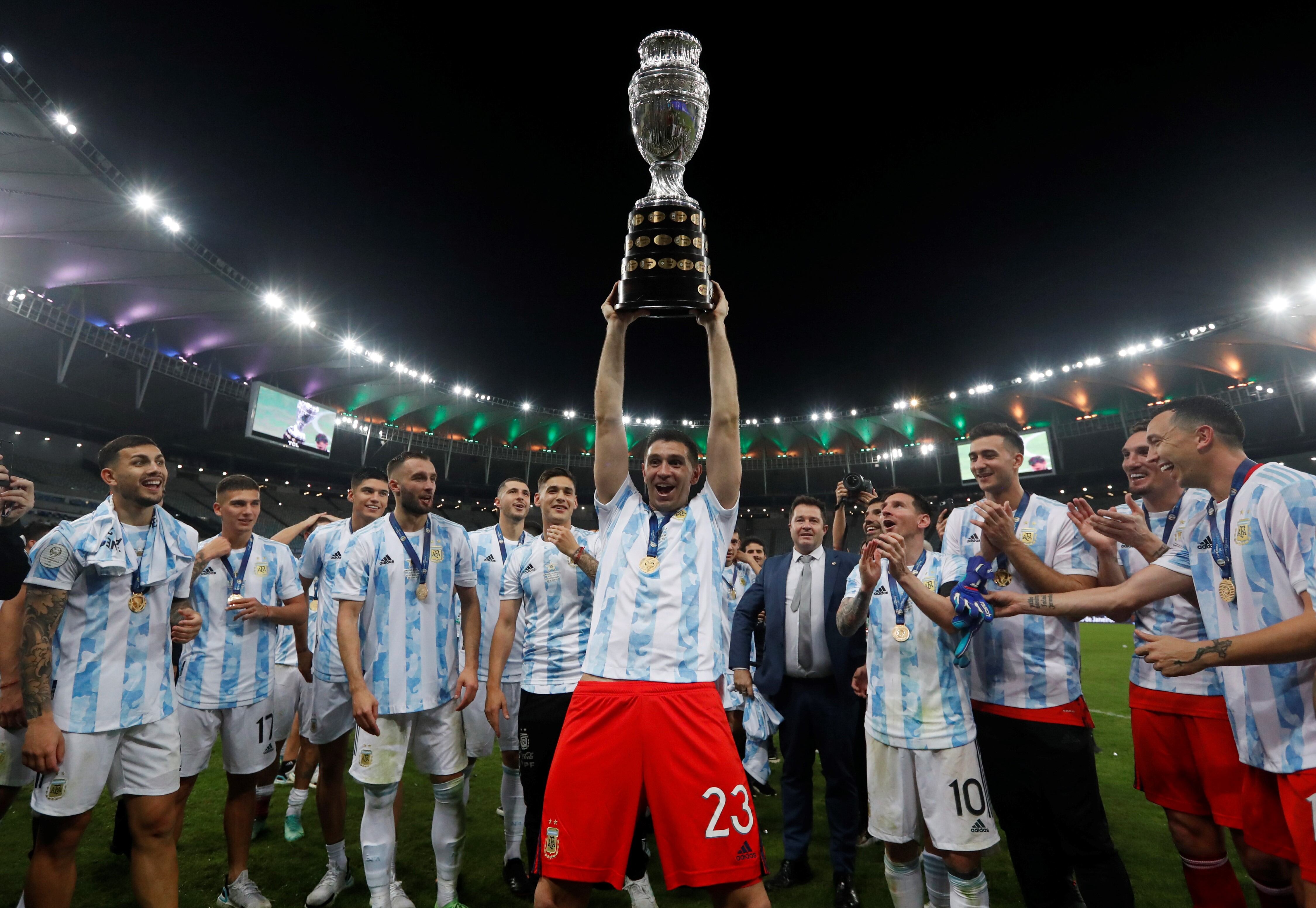 Emiliano Martínez con la Copa América (AP)