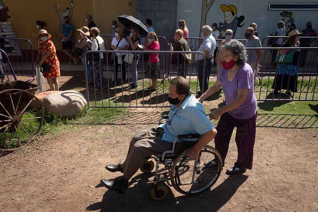 Vacunación contra el Covid 19 en el vacunatorio de Campaña en el Parque Benegas de Godoy Cruz. Foto: Ignacio Blanco / Los Andes.