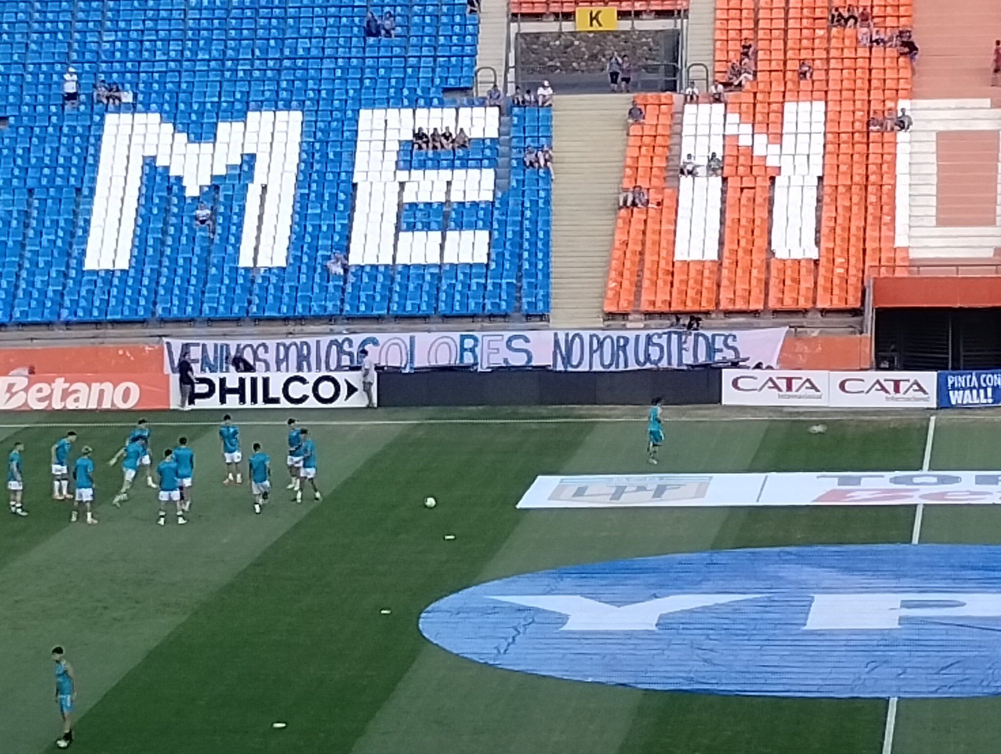 Una de las banderas en el estadio Malvinas Argentinas de Mendoza en el partido de Godoy Cruz frente a Vélez. (@Debih_22)