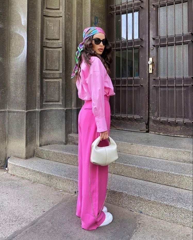 Looks para ir a ver a Barbie: total pink