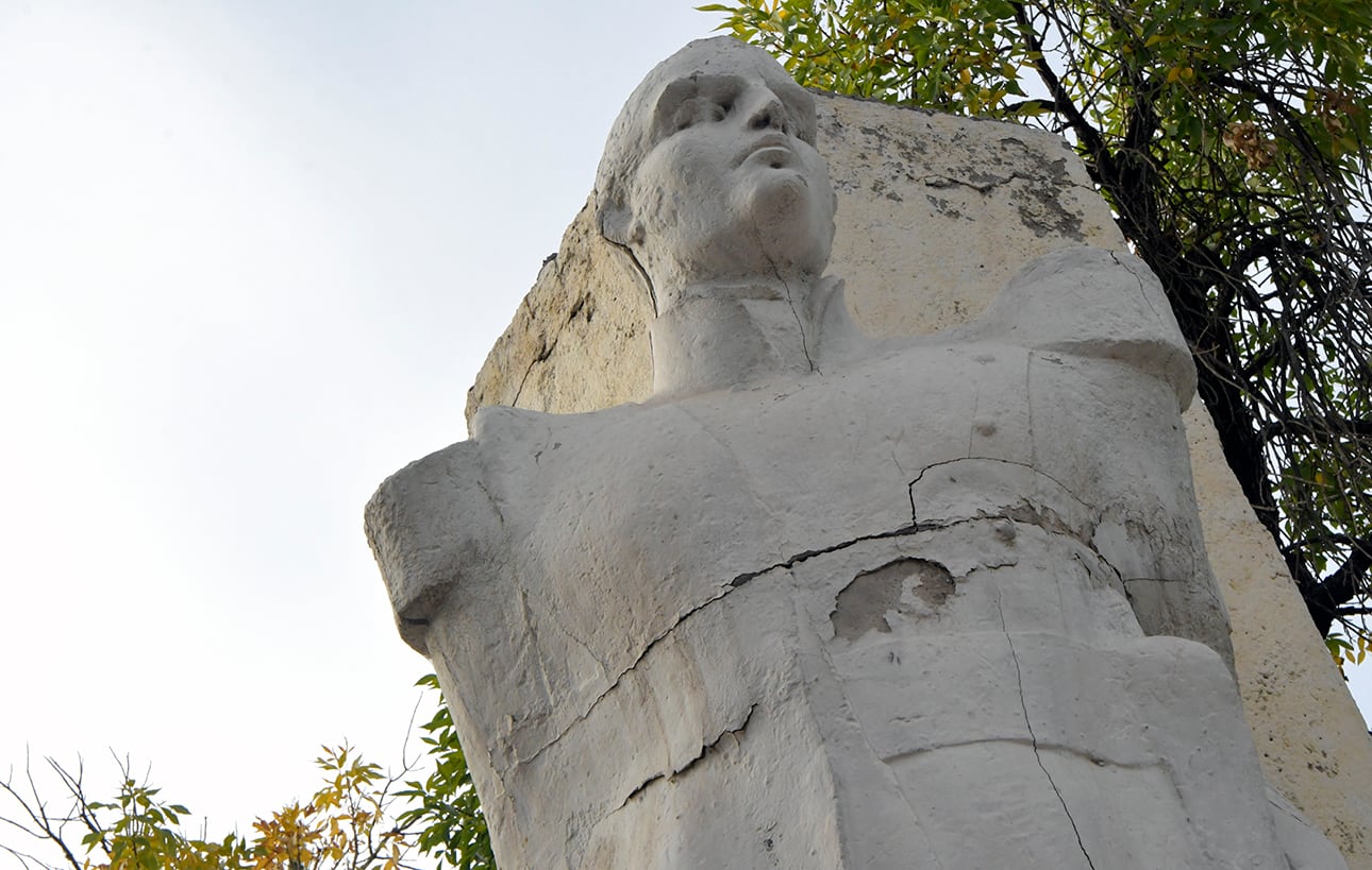 Una emblemática estatua de Dorrego está al borde del derrumbe por fallas estructurales. Foto: Orlando Pelichotti / Los Andes.