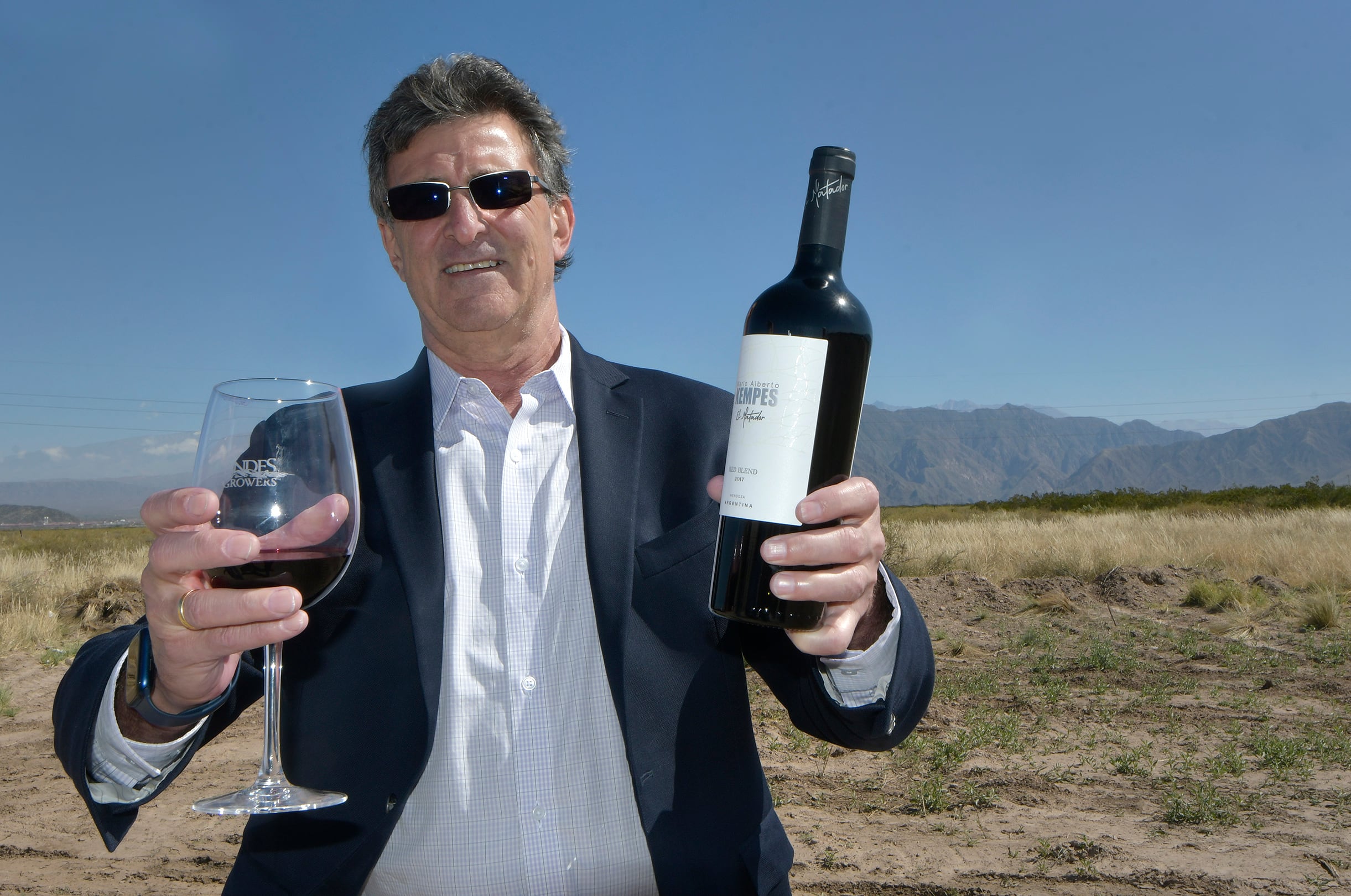 Mario Alberto Kempes con su vino "El Matador" en Mendoza. - Orlando Pelichotti / Los Andes