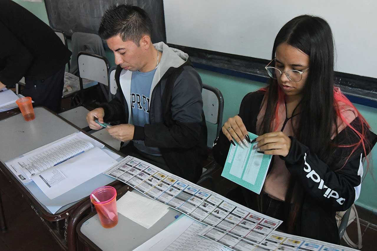 Elecciones PASO en 7 departamentos de la provincia de Mendoza.
En la escuela Celina Álvarez del departamento de Maipú, los ciudadanos ingresan a votar sin problemas, estrenando el sistema de boleta única de papel para elegir a sus candidatos.

Foto:José Gutierrez / Los Andes 