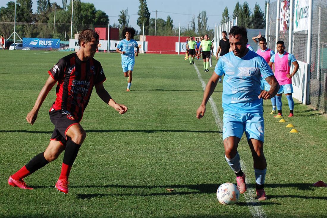 Gonzalo Carmona encara ante la marca de Julián Moyano. Foto: Gentileza Emmanuel Rodríguez. 