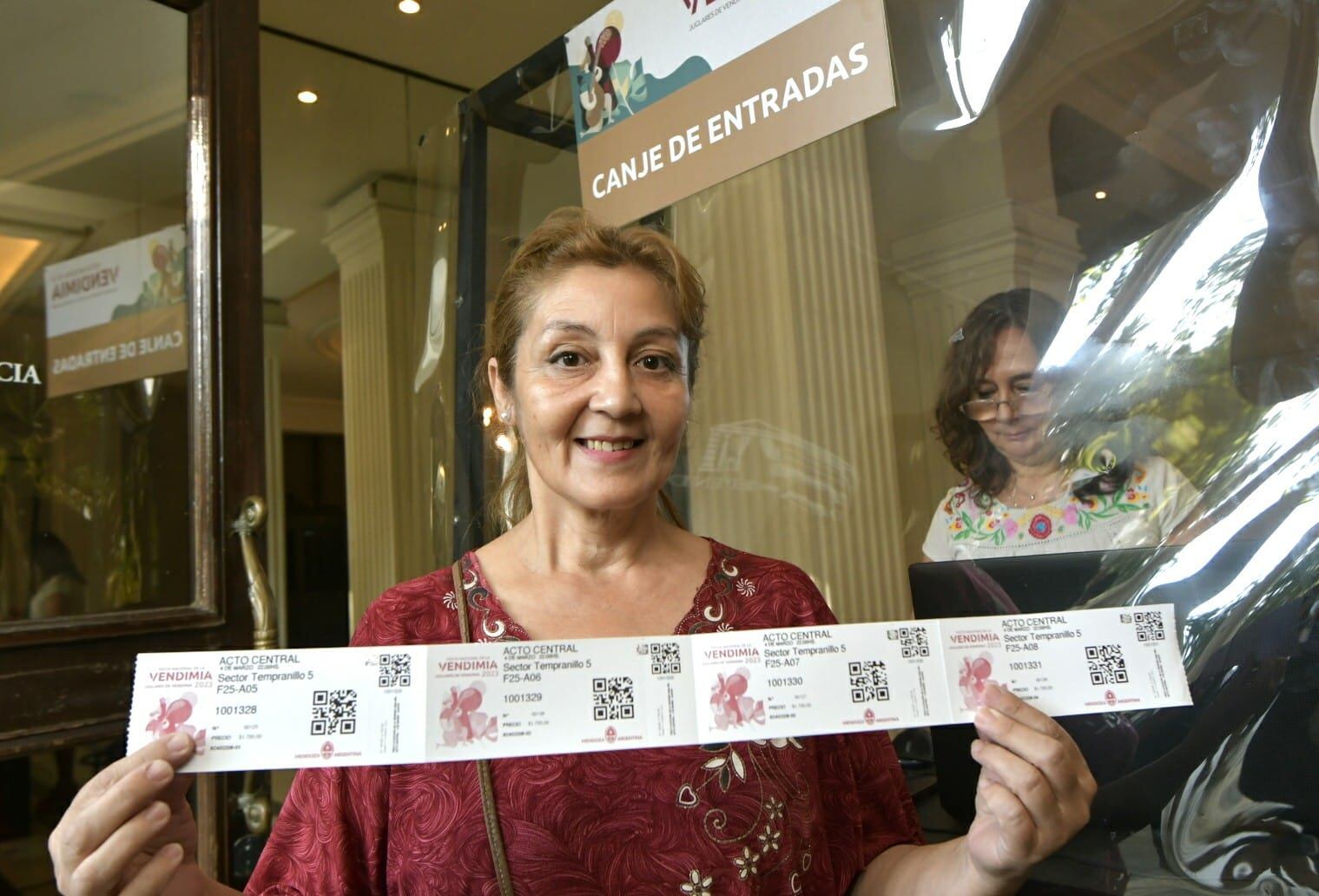 Karen Muñoz canjea su entrada anticipada para la Vendimia (Orlando Pelichotti / Los Andes)