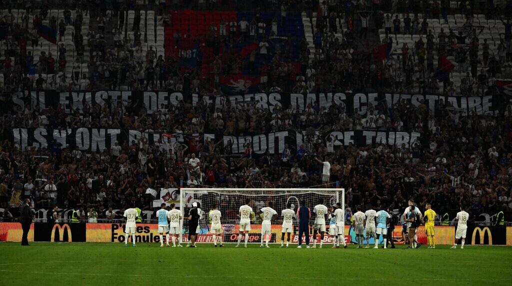 Los hinchas del Lyon arremetieron contra los jugadores