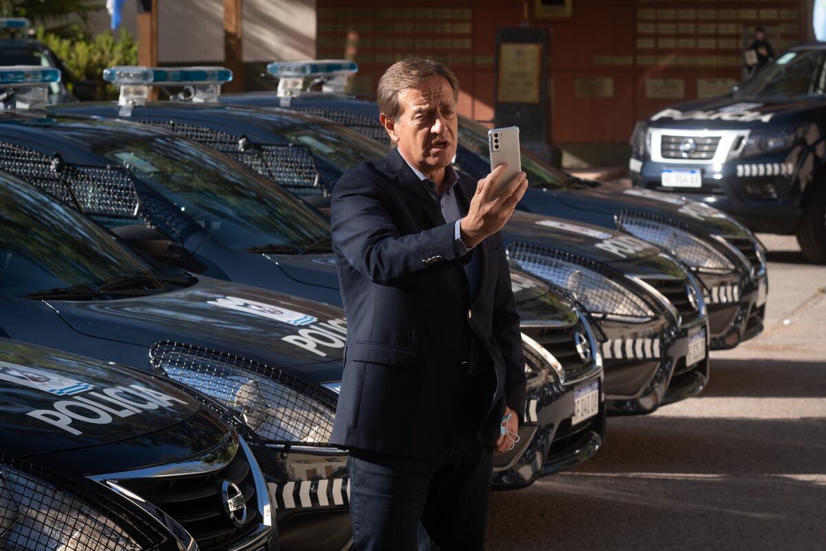 El Gobernador Rodolfo Suarez y el ministro de Seguridad, Raúl Levrino,  entregaron de vehículos y drones para la Policía de Mendoza. Foto: Ignacio Blanco / Los Andes 