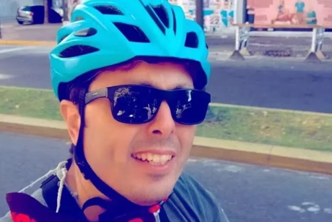 BiciBandido, el hombre que circula en bicicleta y choca autos en la ciudad de Buenos Aires.