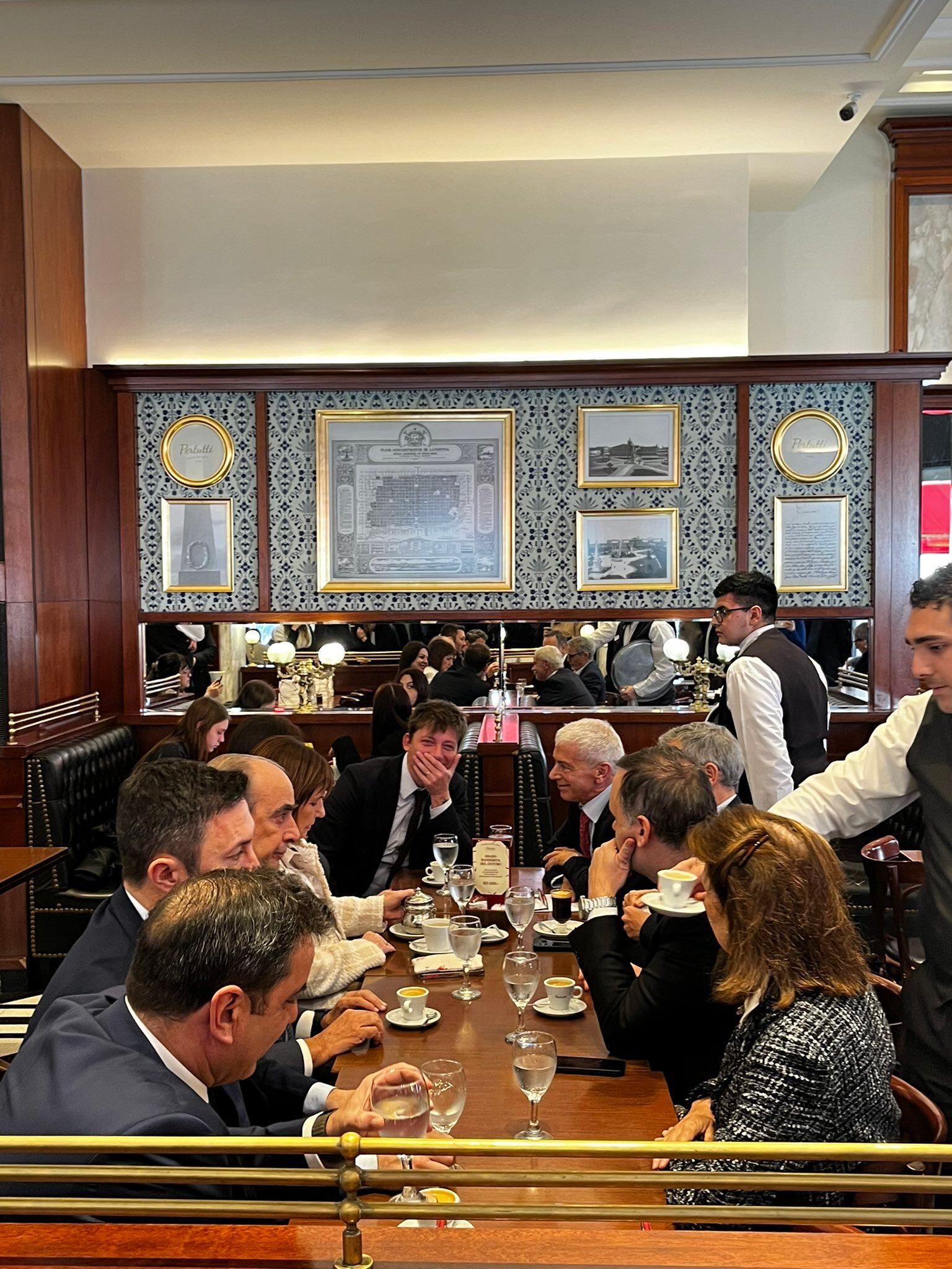 Reunión de Gabinete en un café. Foto: X / @bxckysoldat