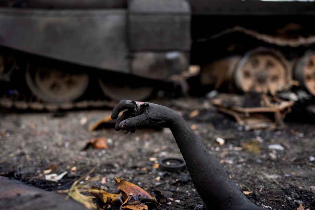 El brazo de un soldado ruso muerto junto a un tanque en las afueras de Kiev, Ucrania. / Foto / AP