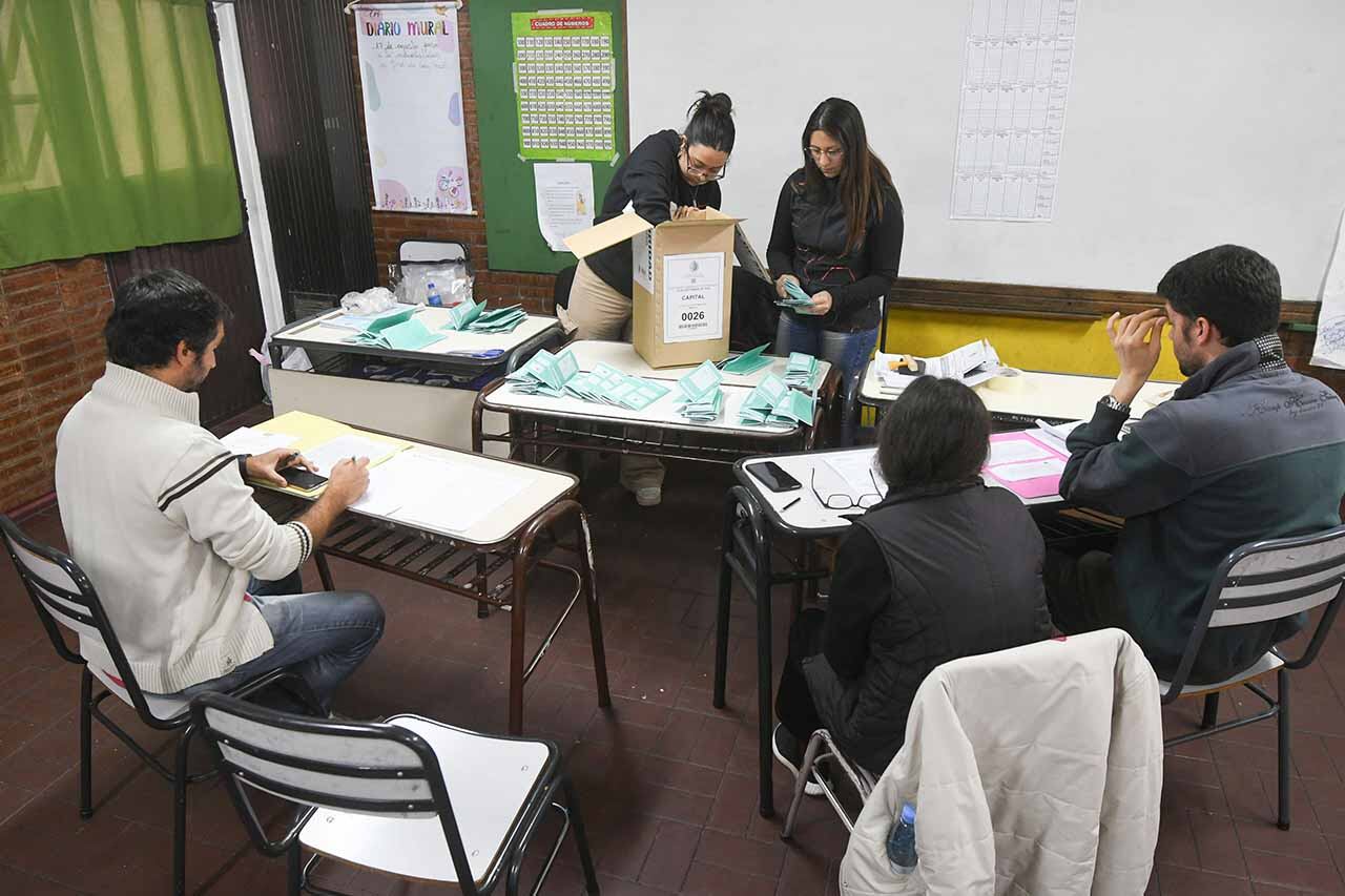 Después del conteo de votos en las escuelas, la Junta Electoral empezó el conteo definitivo. Foto: José Gutierrez / Los Andes 
