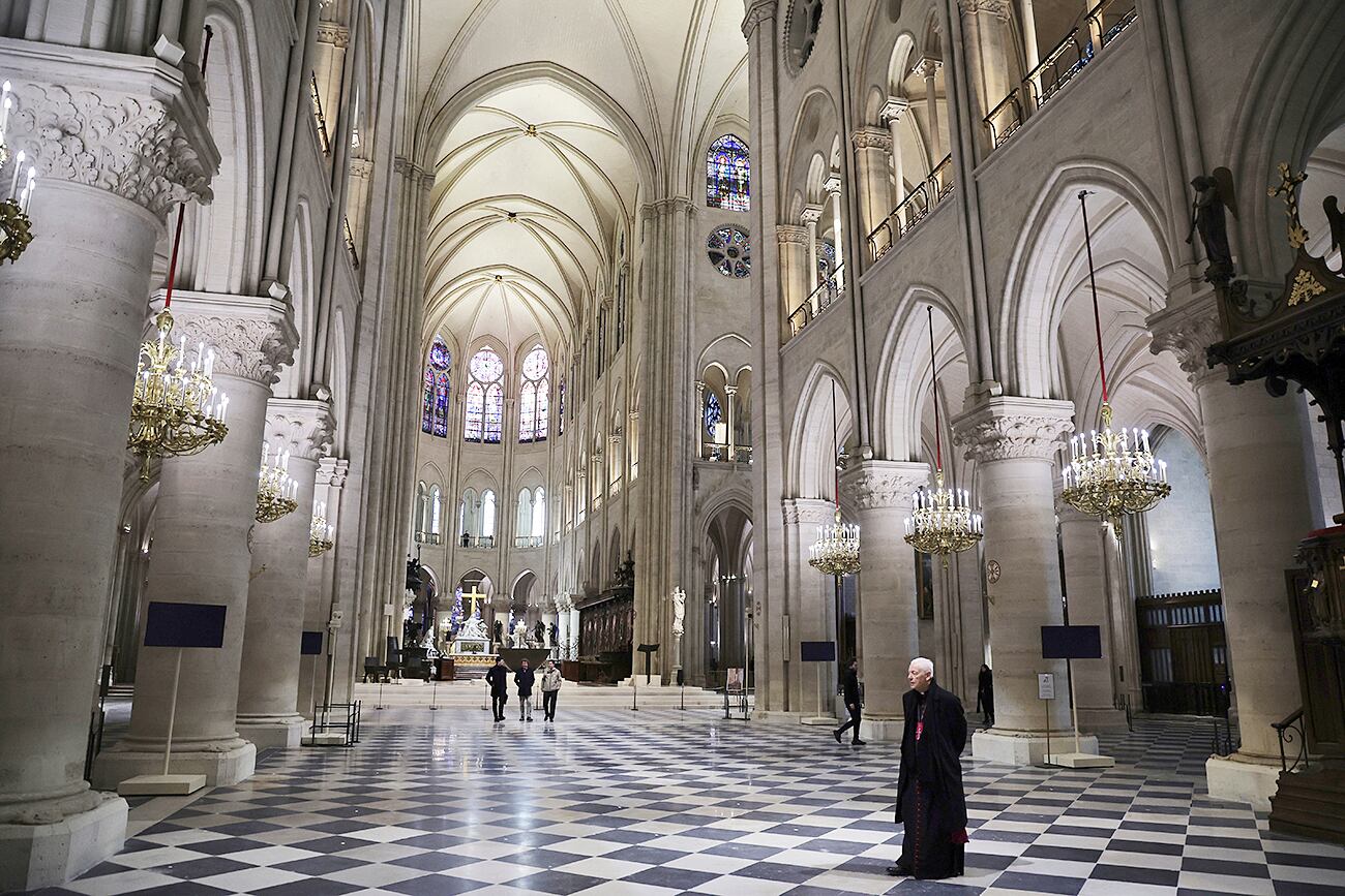 Un sacerdote camina en la restaurada Catedral de Notre-Dame. (Gentileza)