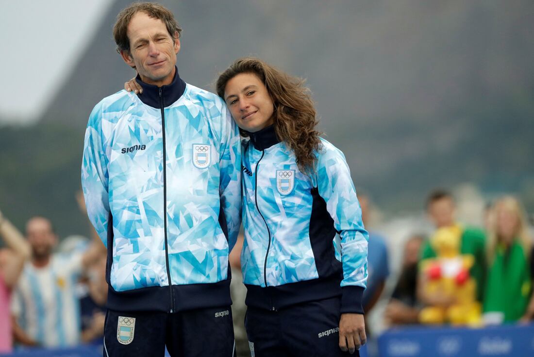 Santiago Lange y Cecilia Carranza llevarán la bandera nacional en la apertura de los Juegos Olímpicos de Tokio. (AP)