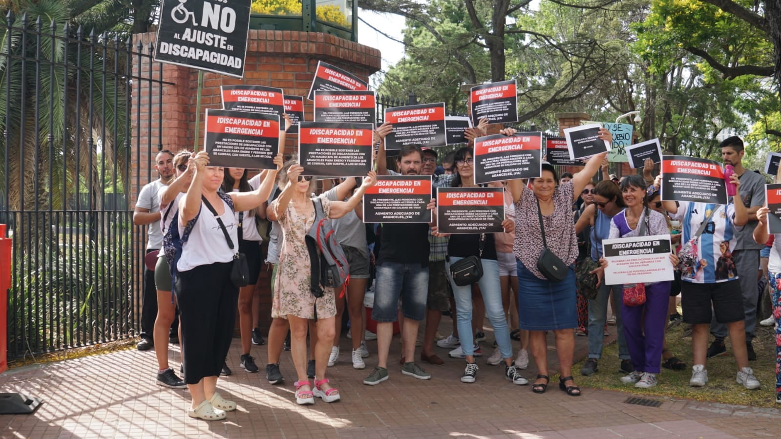 Personas con discapacidad, familias y organizaciones asociadas al tema mantienen reclamos por quita de recursos, apoyo y derechos.