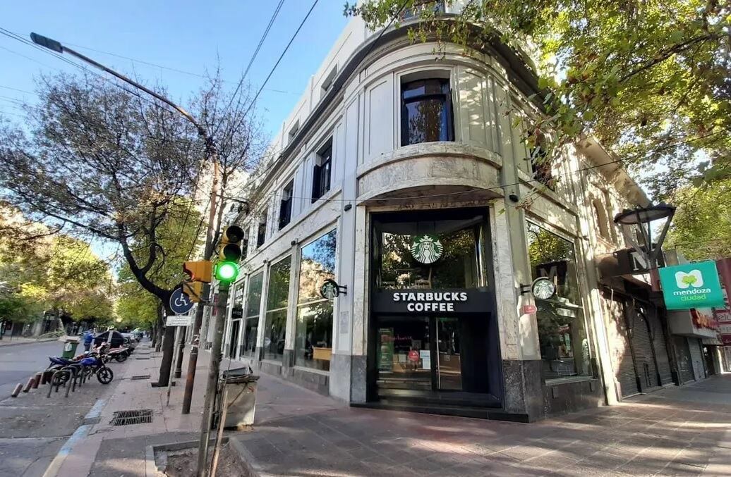 El antiguo edificio de la compañía de Seguros San Martín, fue diseñado por el arquitecto Raúl Álvarez e inaugurado en 1927.